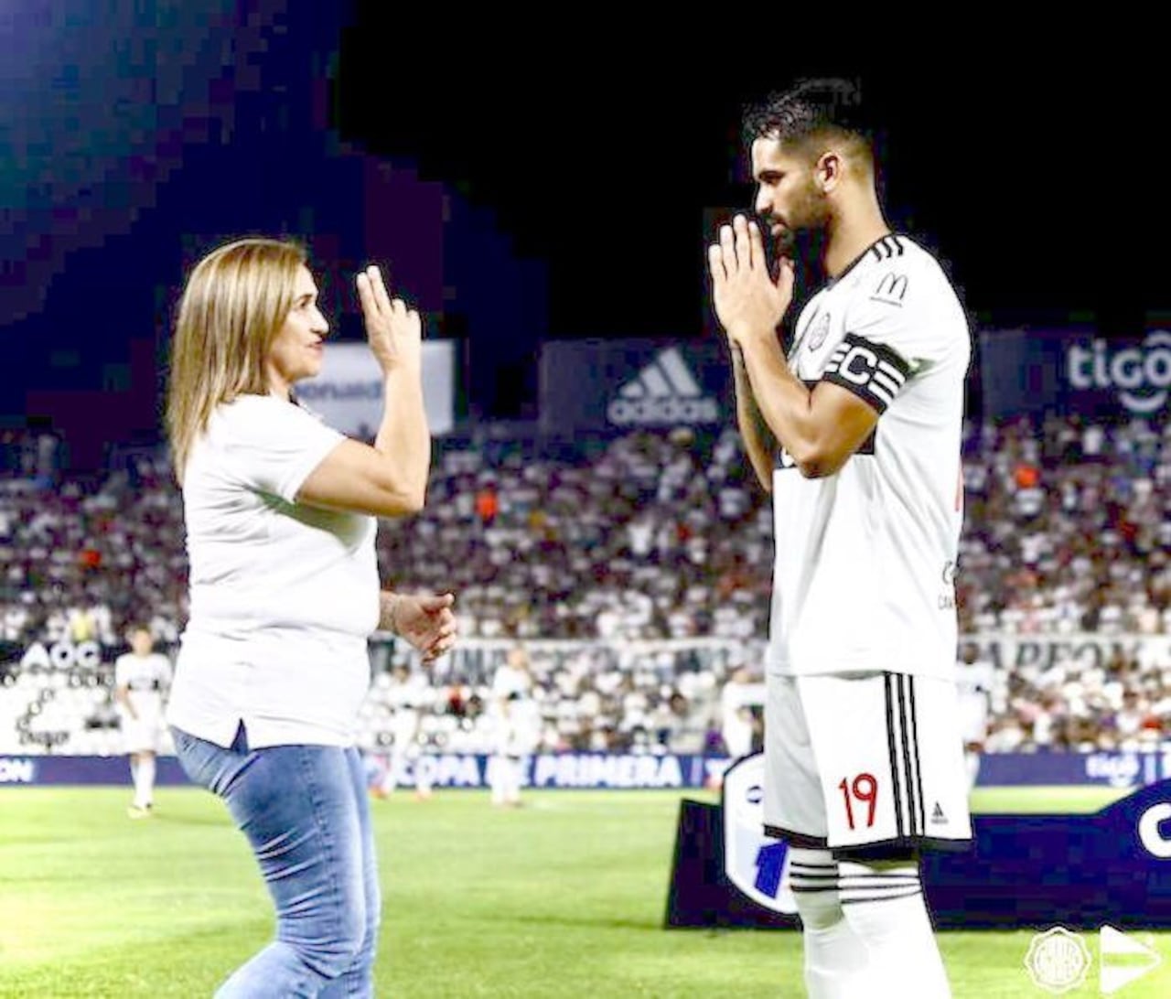 Doña Balbina dándole la bendición a Carlos antes que entre a jugar.