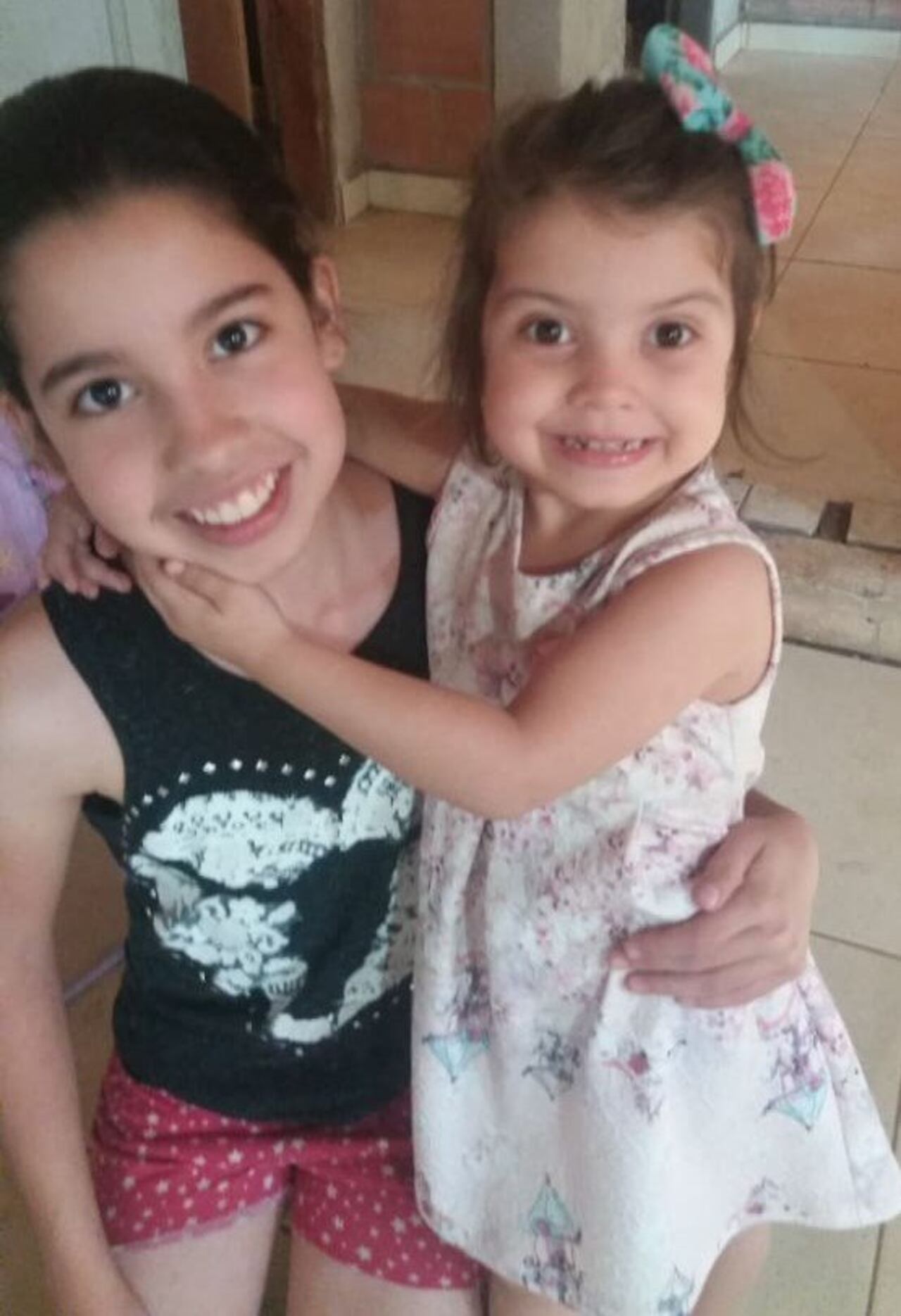 Milagritos junto a su hermana, quien expuso acerca de la mitología guaraní.