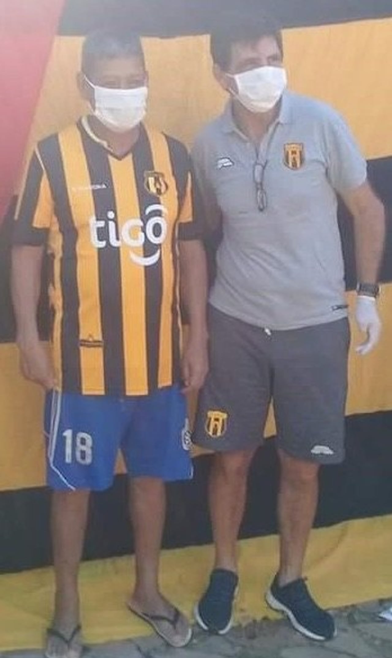 Aquí con un hincha del “Indio”.