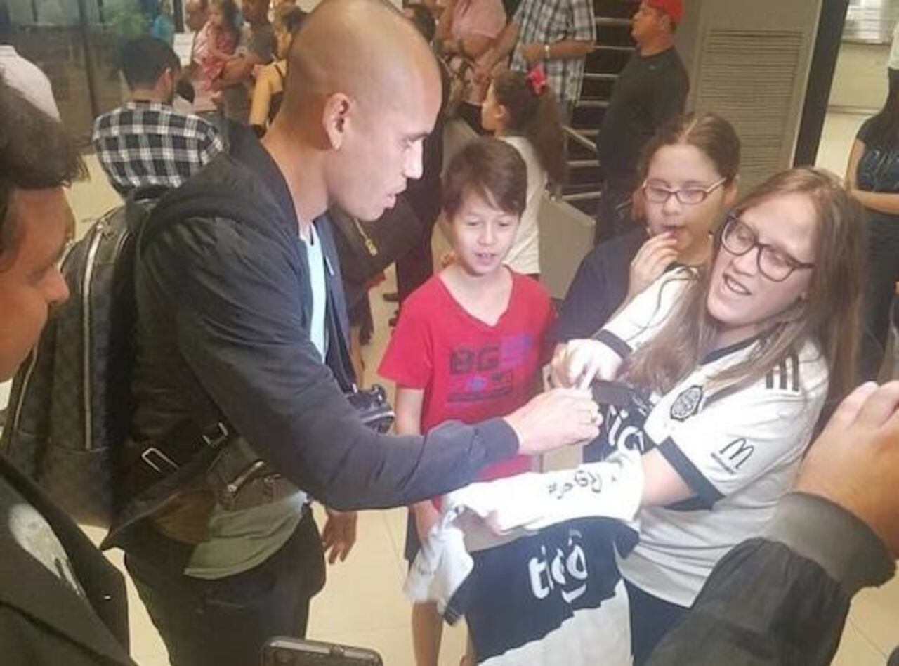 BUEN RECIBIMIENTO. Sergio Otálvaro ya firmó autógrafos a hinchas de la “O” apenas llegó al país.