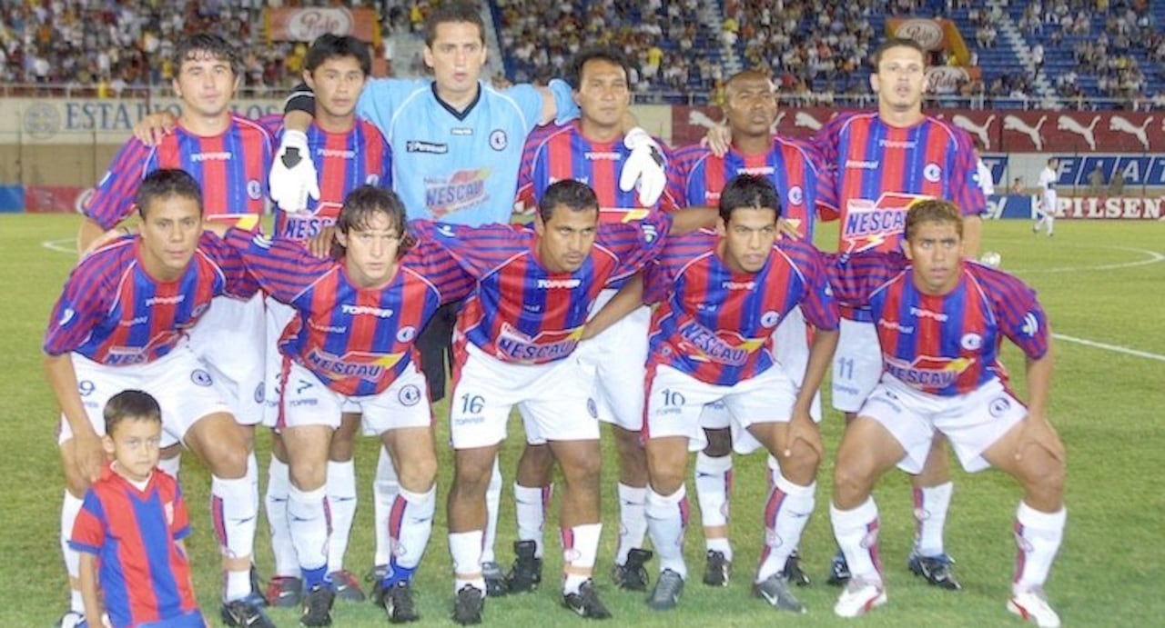 Balbuena en la foto grupal en la previa de uno de los tantos clásicos que jugó.