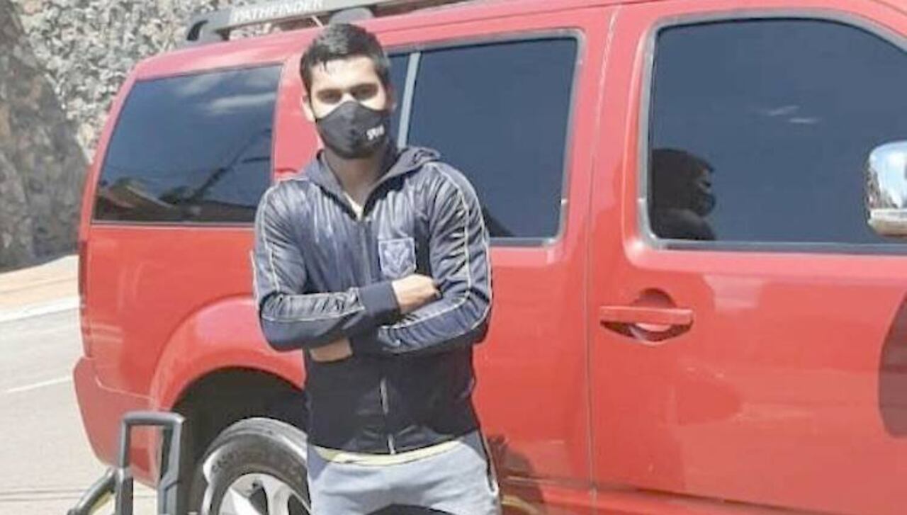 El atleta en su faceta de lavador de autos a domicilio.