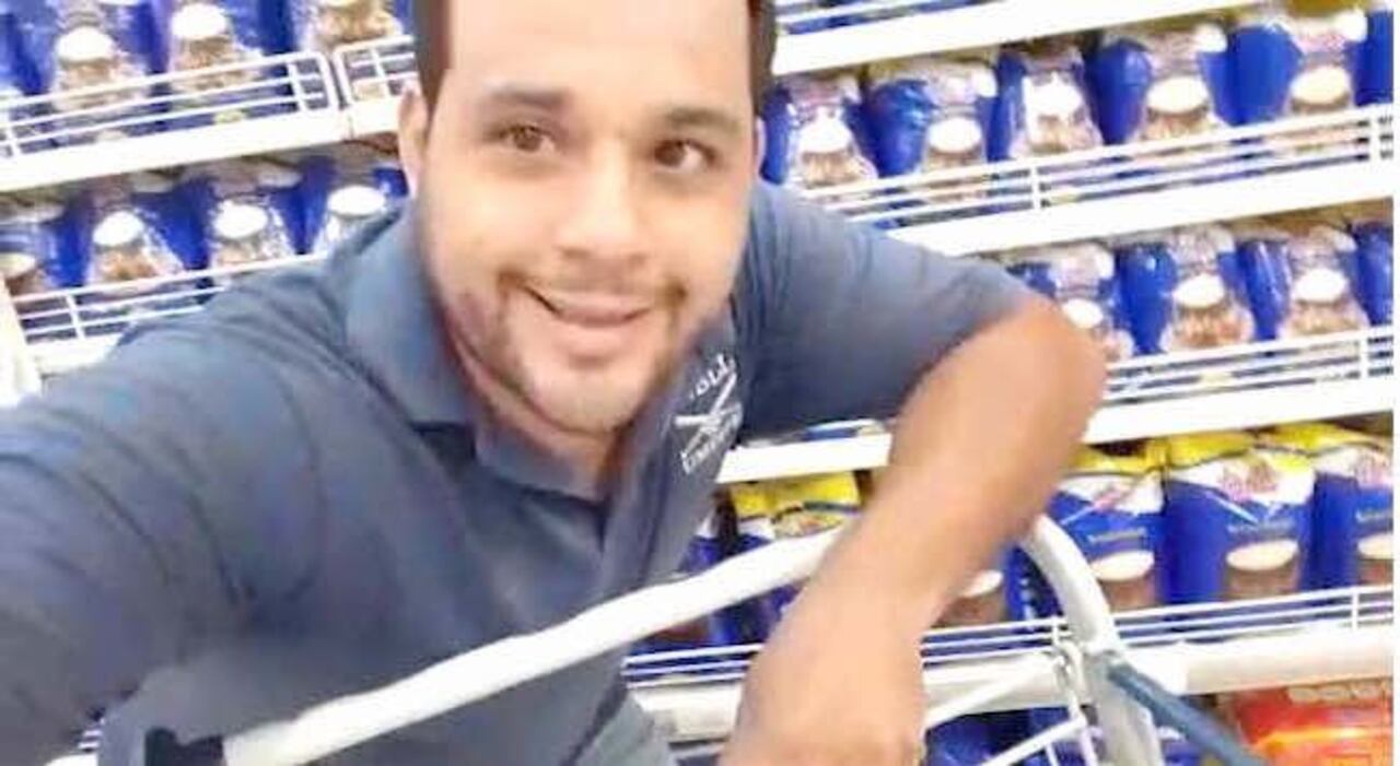 Para abajo, para no mostrar la panza.