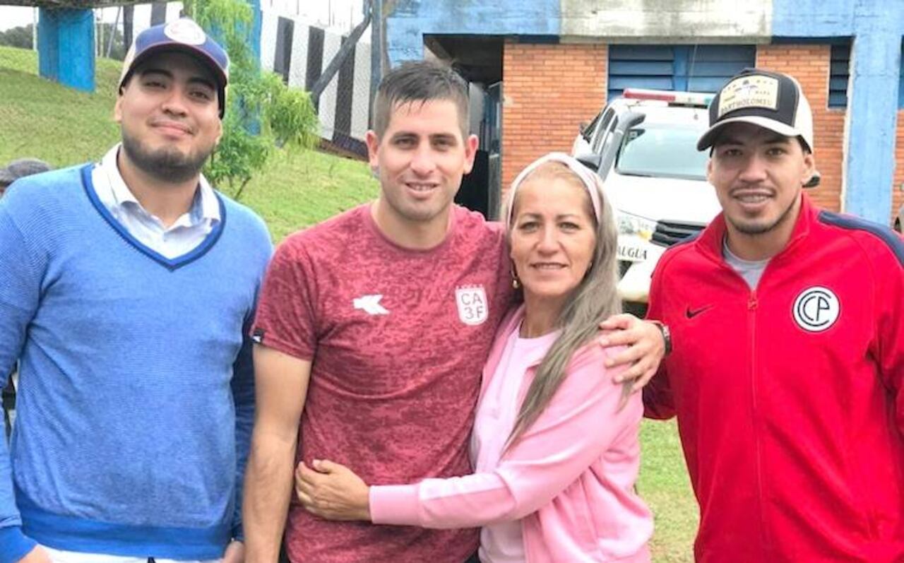 Digno Javier abraza a su mamá, rodeado por sus hermanos.