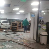 Se trabó el acelerador y terminó dentro de un surtidor
