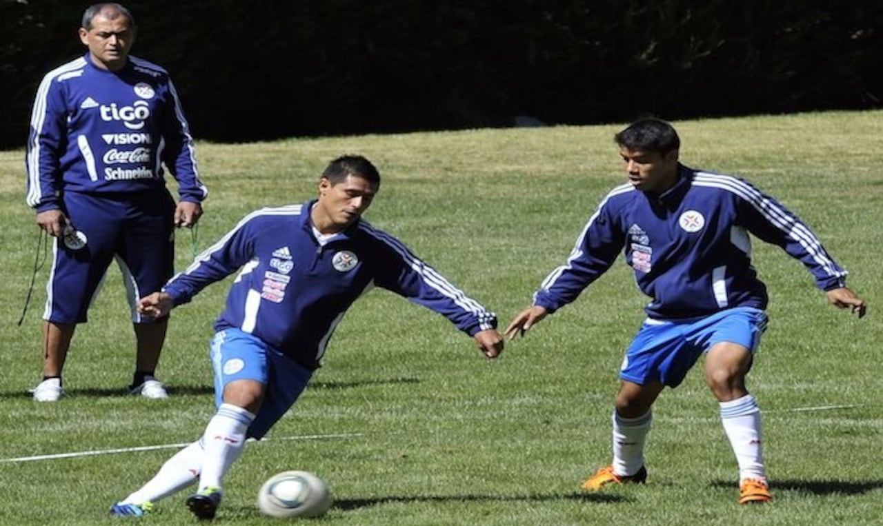 2012. Arce dirigiendo una práctica de la Albirroja. Observa a Osvaldo Martínez y Lorenzo Melgarejo.