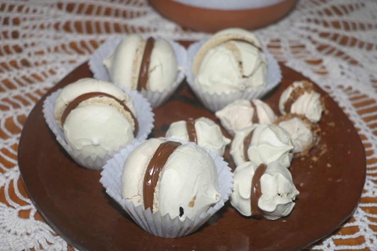Entre las propuestas dulces enseñaron bizcochitos y galletitas de yerba mate y maní ku’i, suspiros del monte y espuma de humo. (Crédito: Senatur).