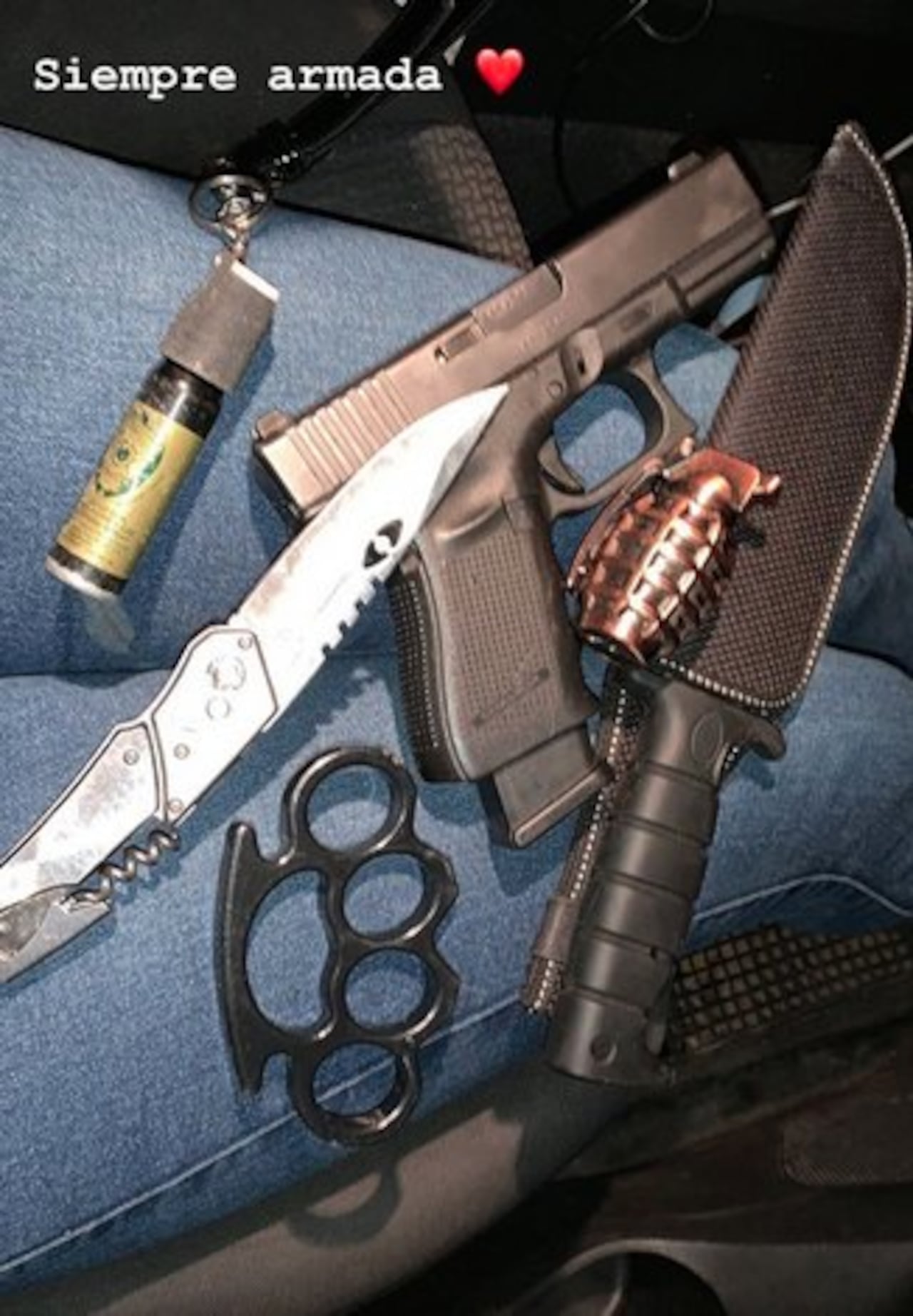 Es tremenda la cantidad de armas que mostró la cuerona en sus redes, para dejar en claro que anda “siempre armada”.
