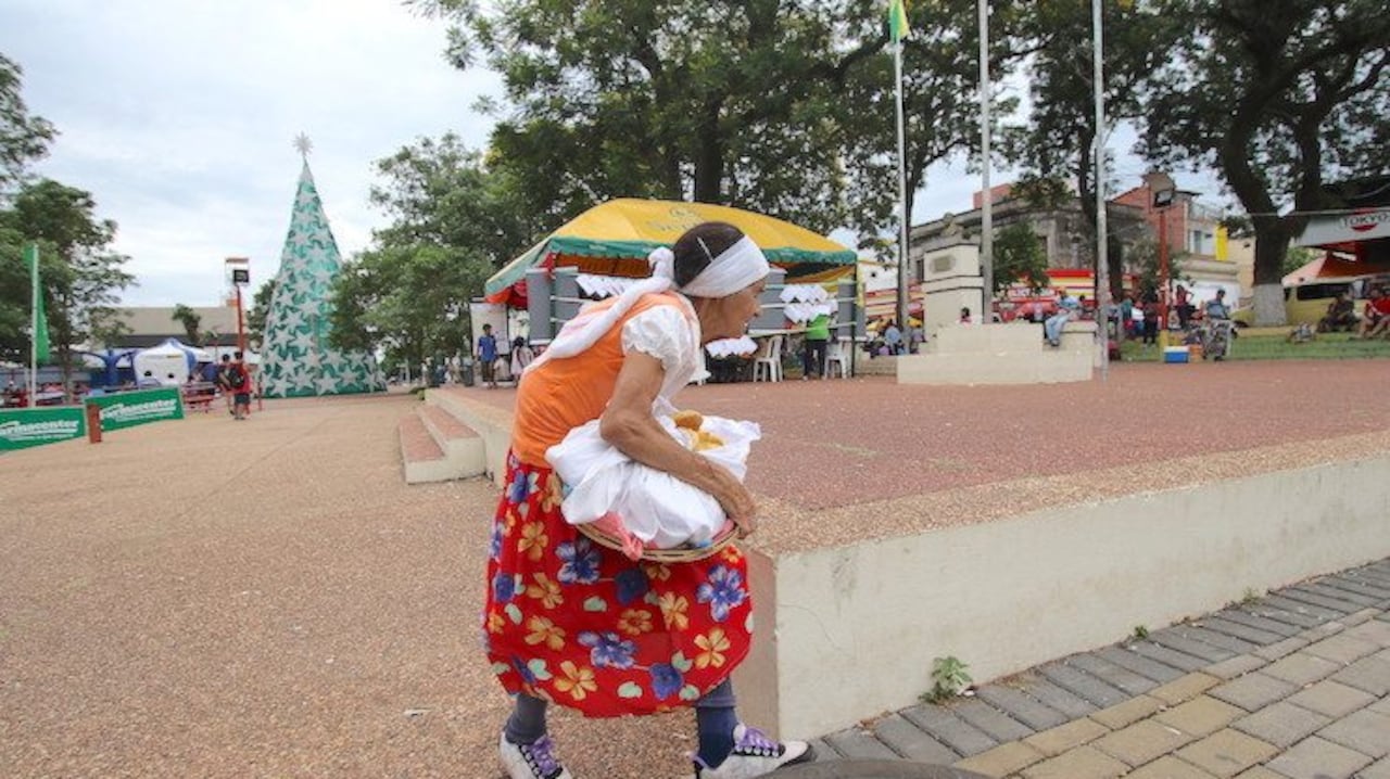CHIPERA. Abuelita con su canasto de chipa recorre toda la basílica para ofrecer sus productos a los peregrinantes.