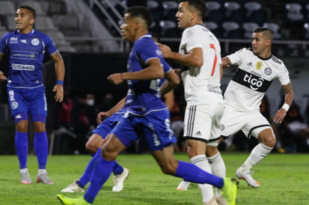 Disparo de Derlis González para el segundo gol.
