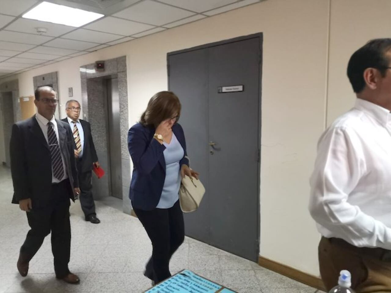No solo Cuevas está siendo investigado. Su esposa y su hijo también están en la mira.