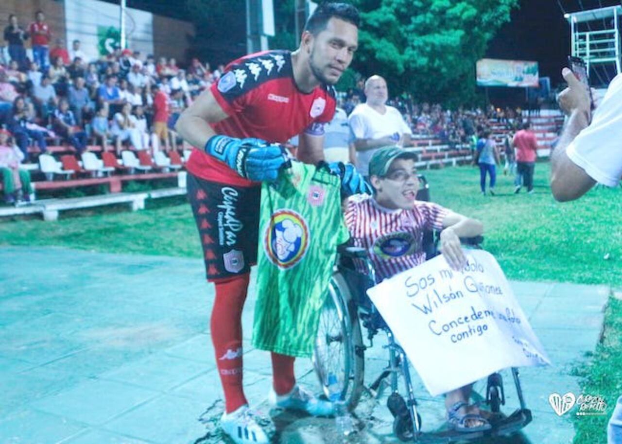 Quiñónez obsequió la camiseta del club a este fanático hincha rayadito.