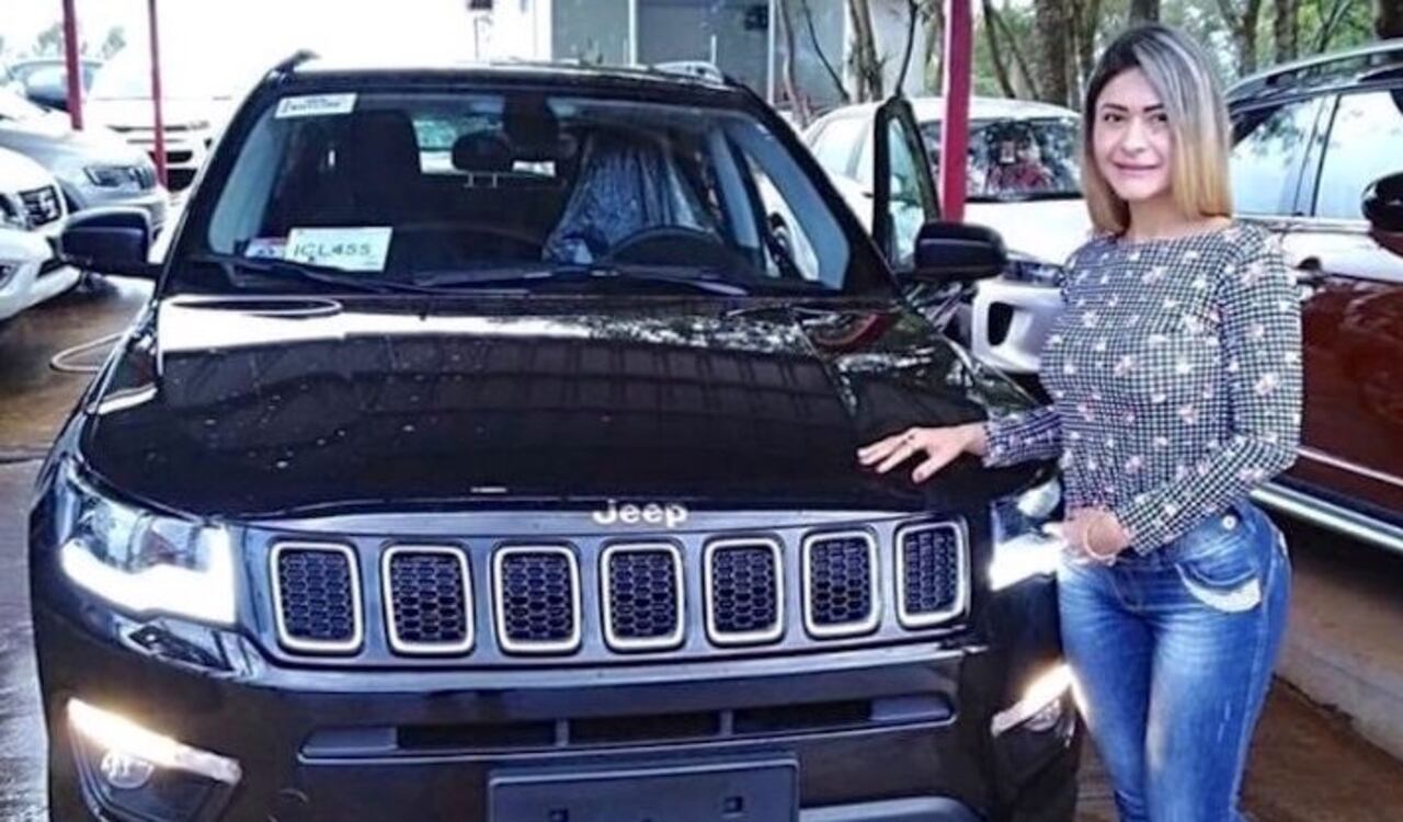 VIRAL. La foto de Perla con su nuevo vehículo 0 km se hizo viral en WhatsApp.