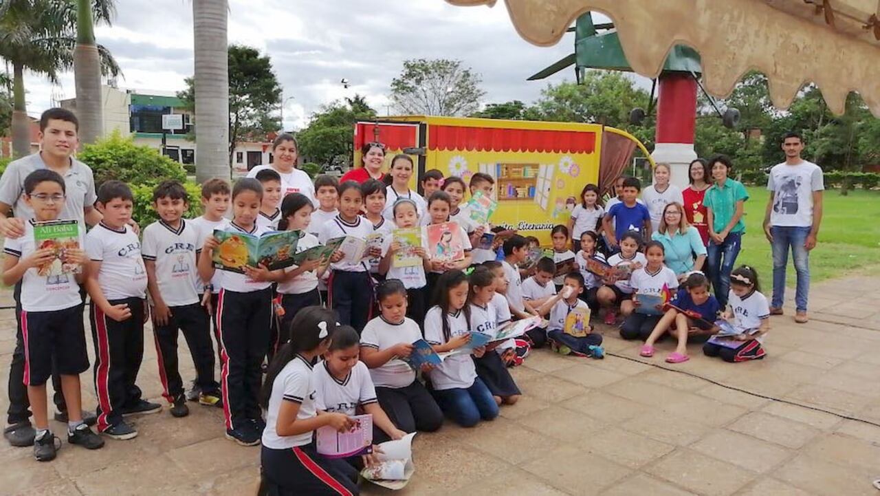 Algunos de los niños que ya están disfrutando de los libros que dispone la biblioteca móvil.