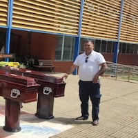 Colocó ataúdes frente a la muni de Encarnación para exigir que le paguen 153 millones