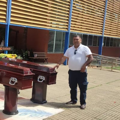 Colocó ataúdes frente a la muni de Encarnación para exigir que le paguen 153 millones