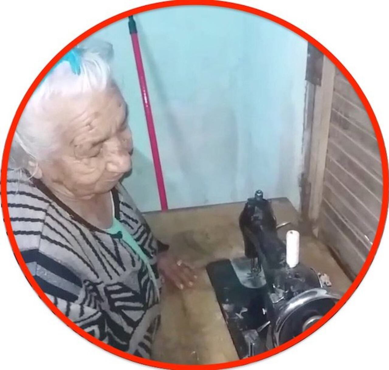 La abuelita mira con amor su antigua máquina de coser.