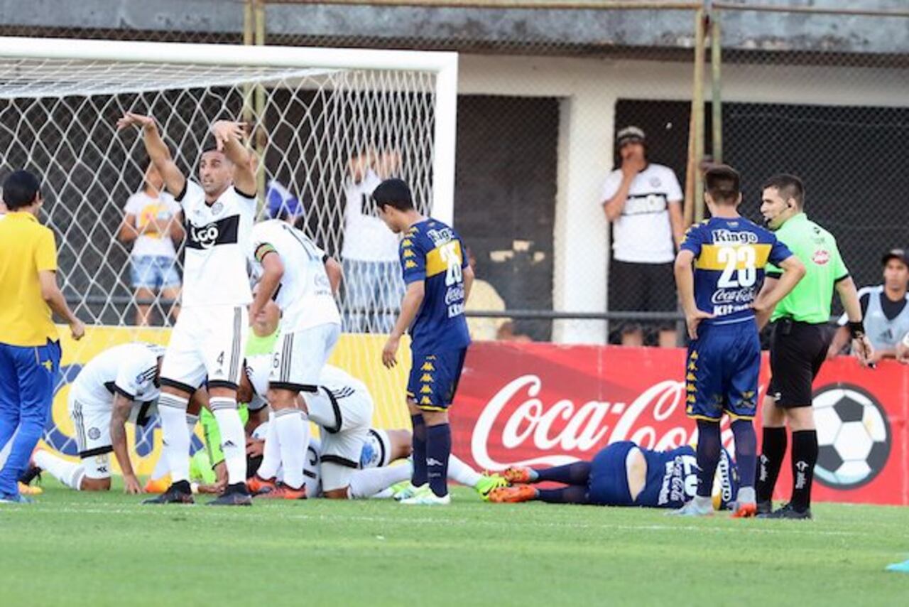 TENSIÓN. Un susto muy grande causó el choque del central franjeado Mauro Sánchez.Desesperados, compañeros y rivales pedían ayuda