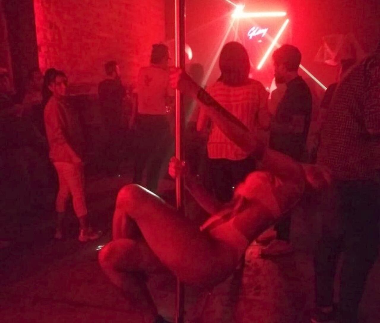 Durante sus bailes hot, el público tiene totalmente prohibido tocarla, pues baila sobre un escenario especial.