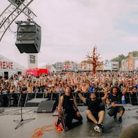 Metaleros de Kuazar enseñan a los europeos a hablar guaraní