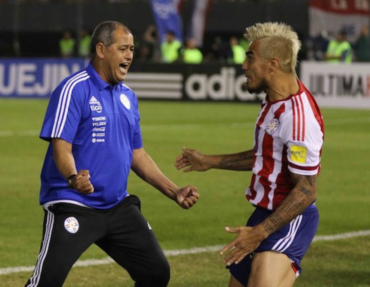 A FESTEJAR. “Chiqui” Arce festeja con una alegría de aquellas su vuelta a la selección nacional. El “Motochurro” se suma.