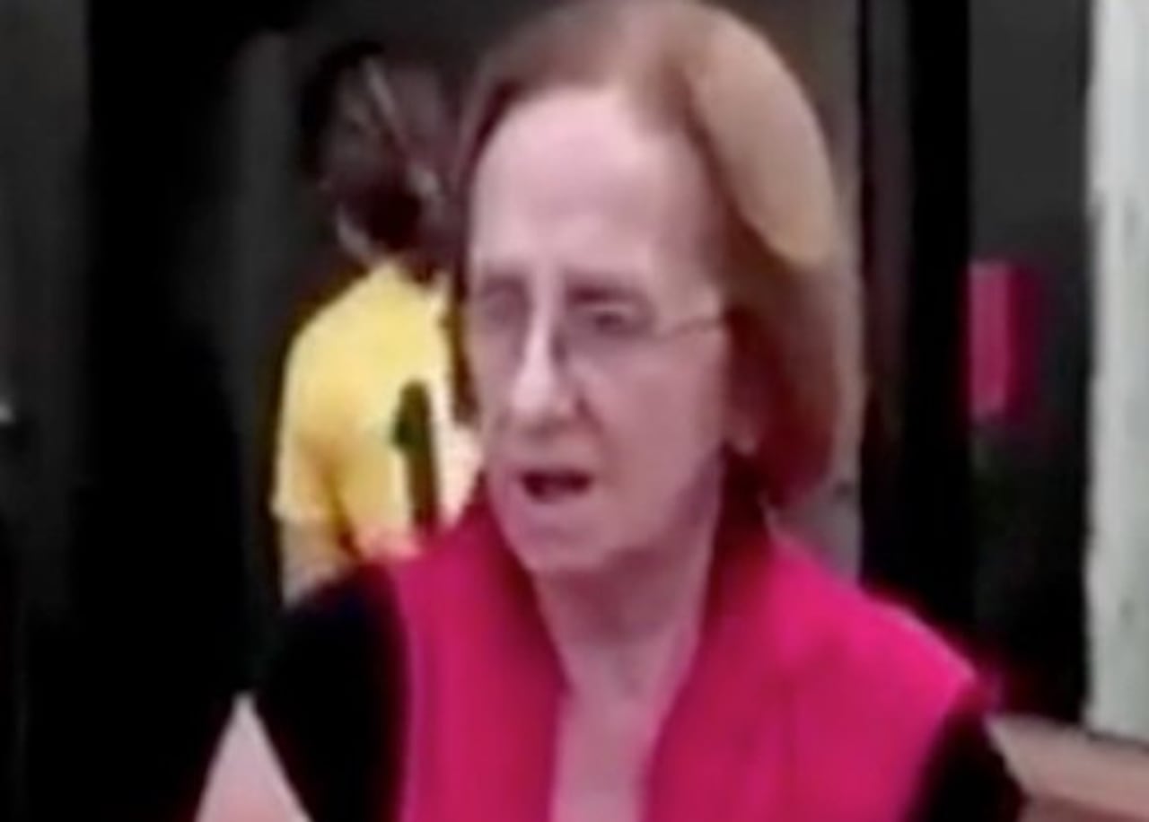 LA ENCARGADA. La señora recibió la devolución del ataúd.CAPTURA DE VIDEO