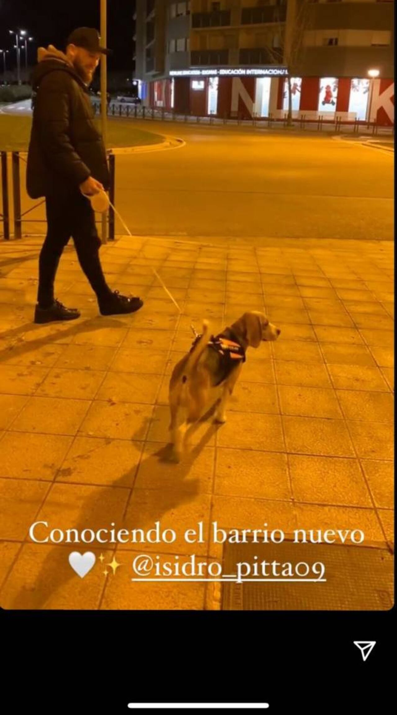 Isidro Pitta haciendo conocer su barrio a Niza, su perrita que se fue de Paraguay. Instagram: @tathivelazquez