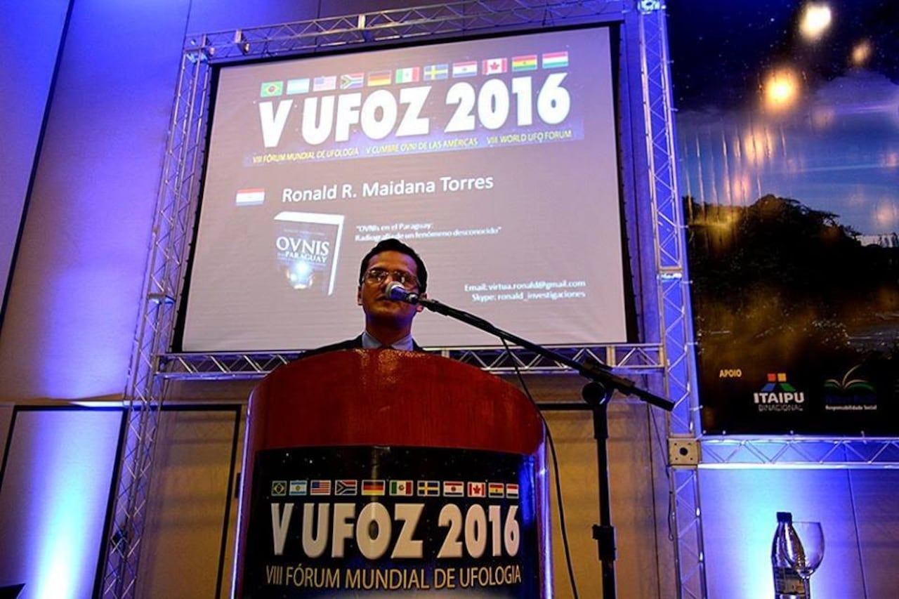 Ronald Maidana Torres dando una conferencia en Brasil.