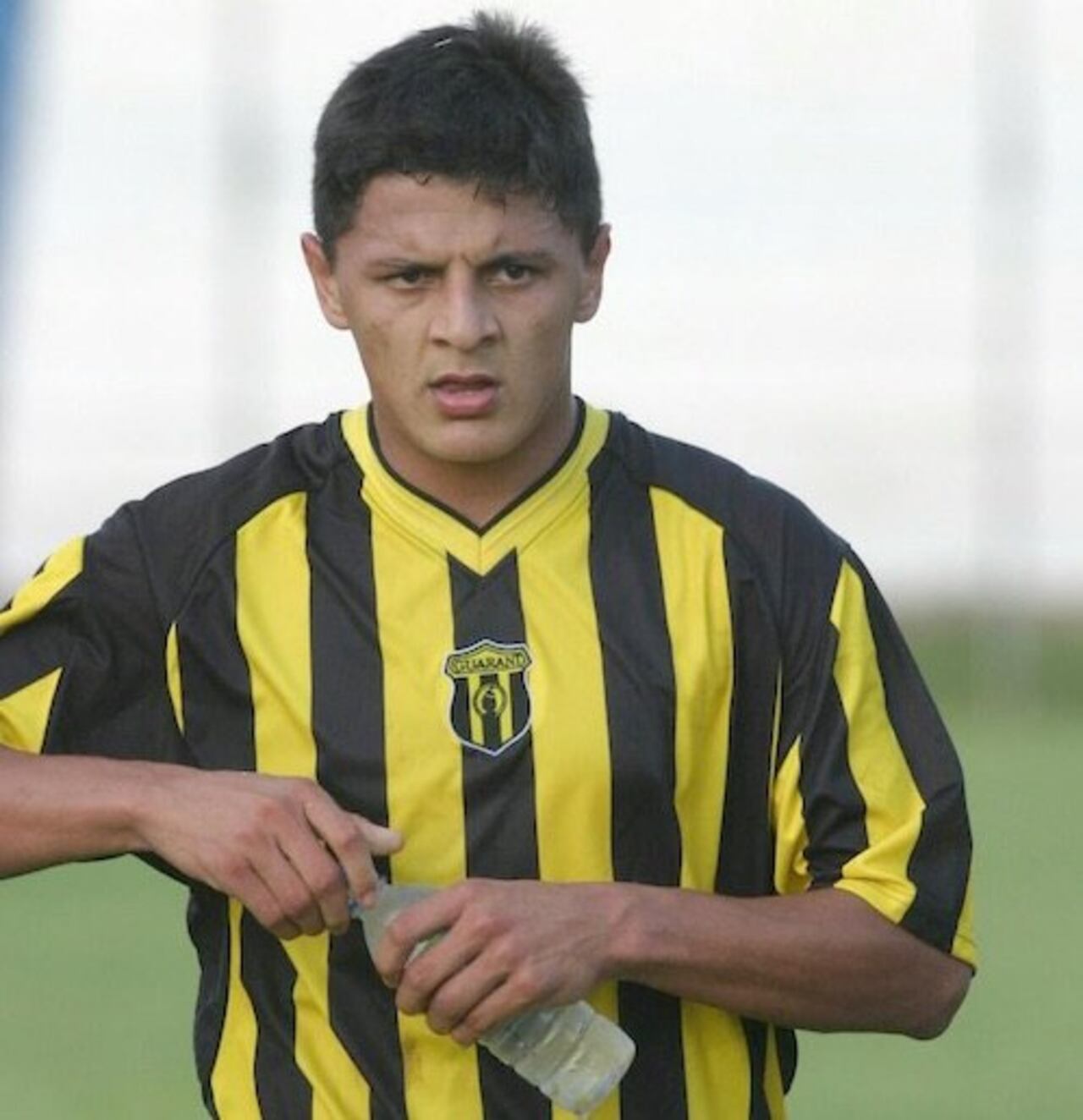 Su debut deportivo fue con el Aborigen, entre el 2001 al 2004.