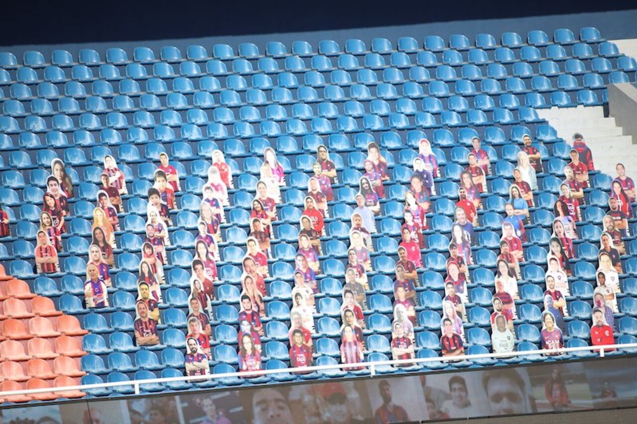 Vista de los hinchas de papel en el estadio “General Pablo Rojas”.
