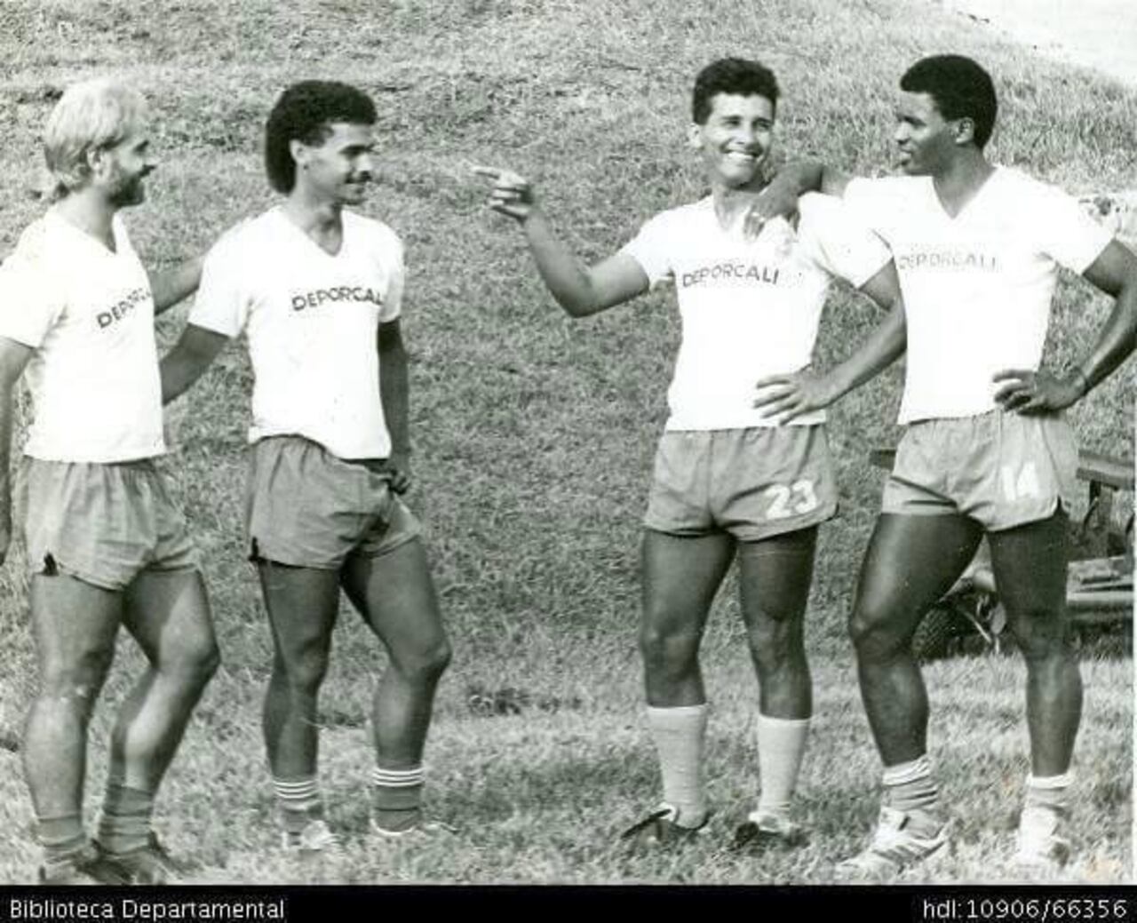 Imagen histórica, durante una práctica con Jorge Amado Nunes y otros jugadores.