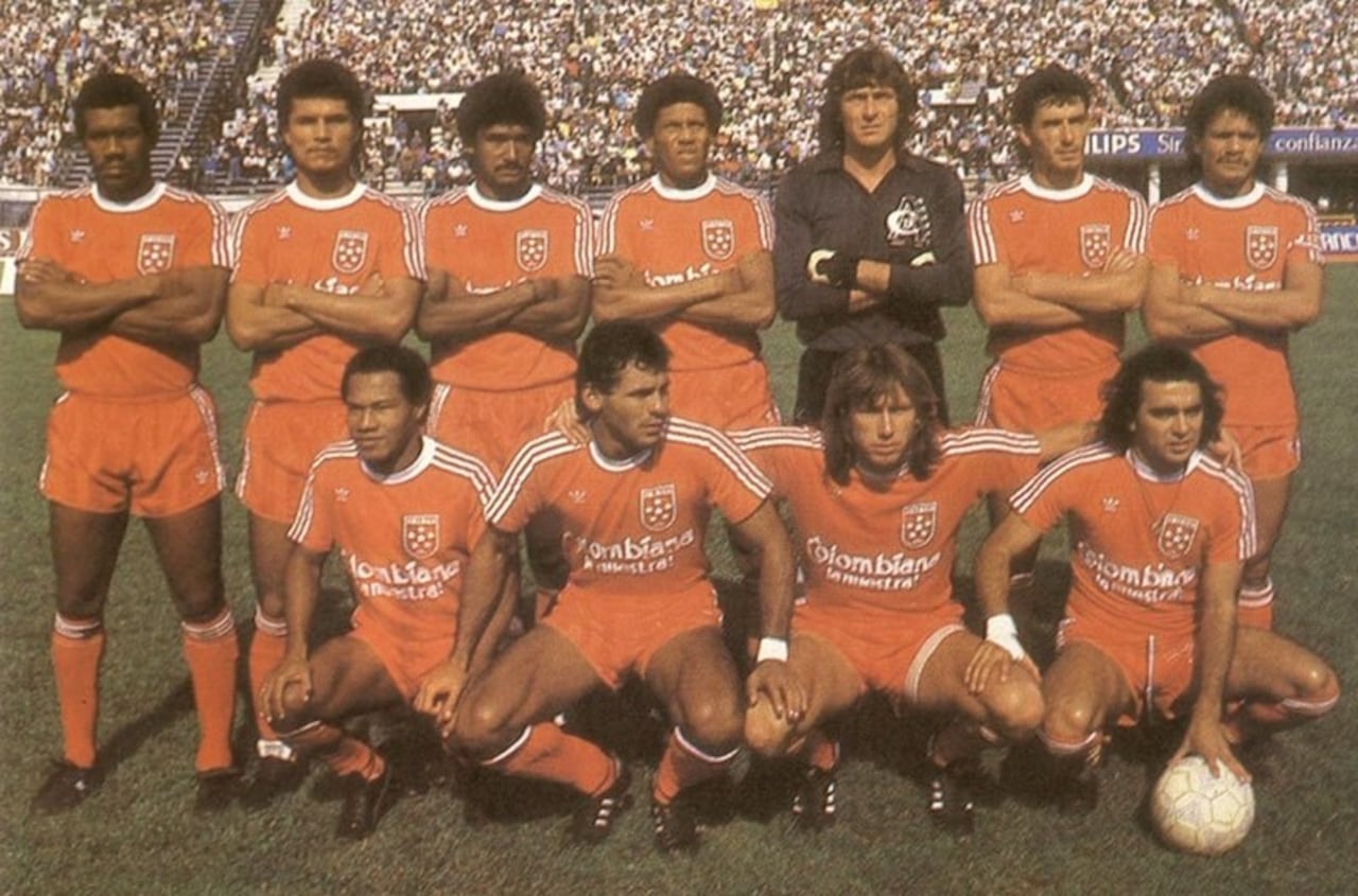 Equipo del América de Cali a finales de la década de los 80, donde Battaglia aparece con la pelota.