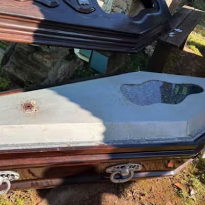 Ni a los muertos respetan los malevos