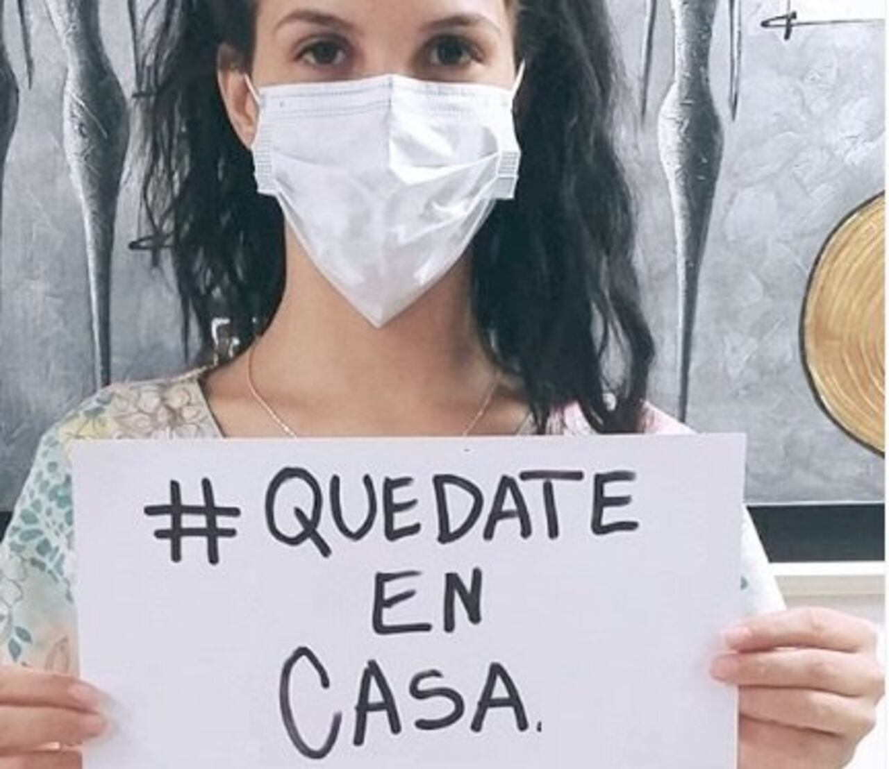Aunque no le agrade, Virgi se sumó a la cruzada “quedate en casa”.