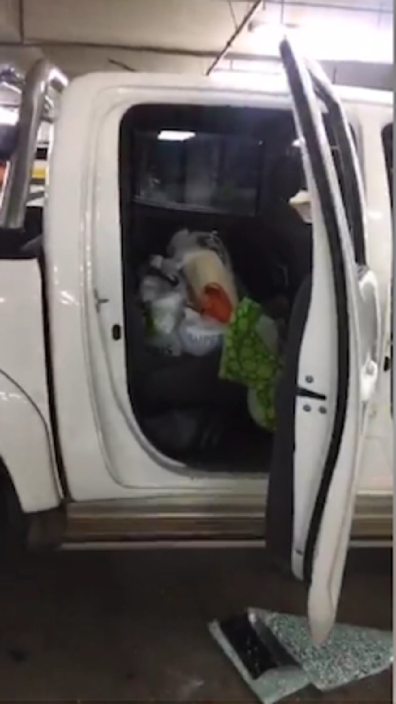 ROTO. Los amigos de lo ajeno rompieron el vidrio de la camioneta y se llevaron todo.