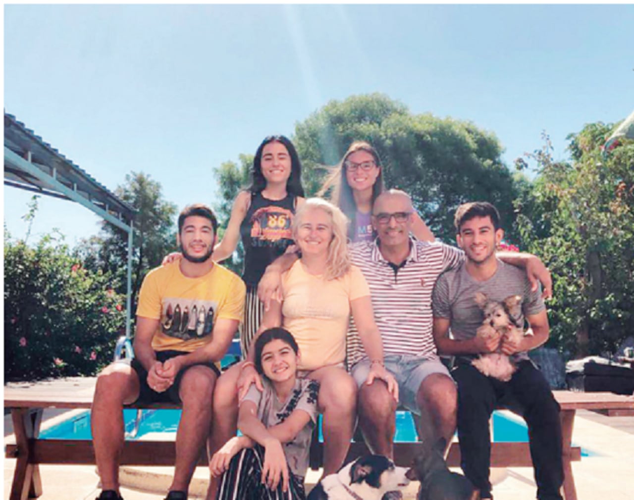 En la siempre agradable Montevideo, José Puente rodeado de su familia (hasta los perros se sumaron para posar).Foto: Josias Escobar SNT
