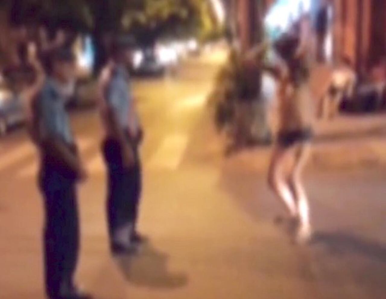 Otra mujer que hizo topless y bailó así frente a los policías.