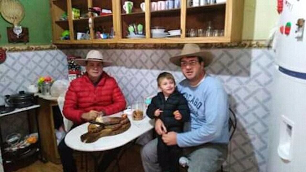 Carlos compartiendo junto a sus familiares.
