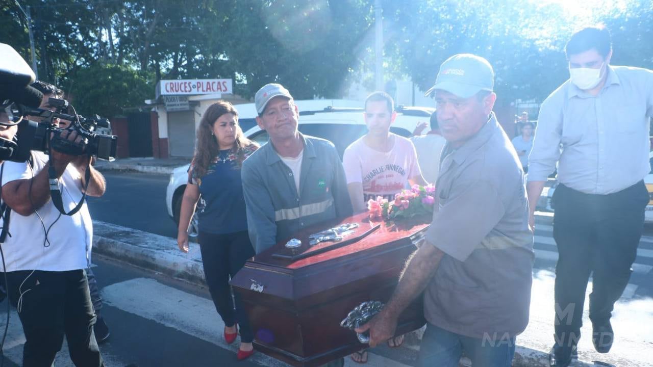 Tras la breve “visita” que hizo a su hermana, el cuerpo de Osvaldo Villalba ingresó al cementerio de la Recoleta: Foto: Eduardo Velázquez