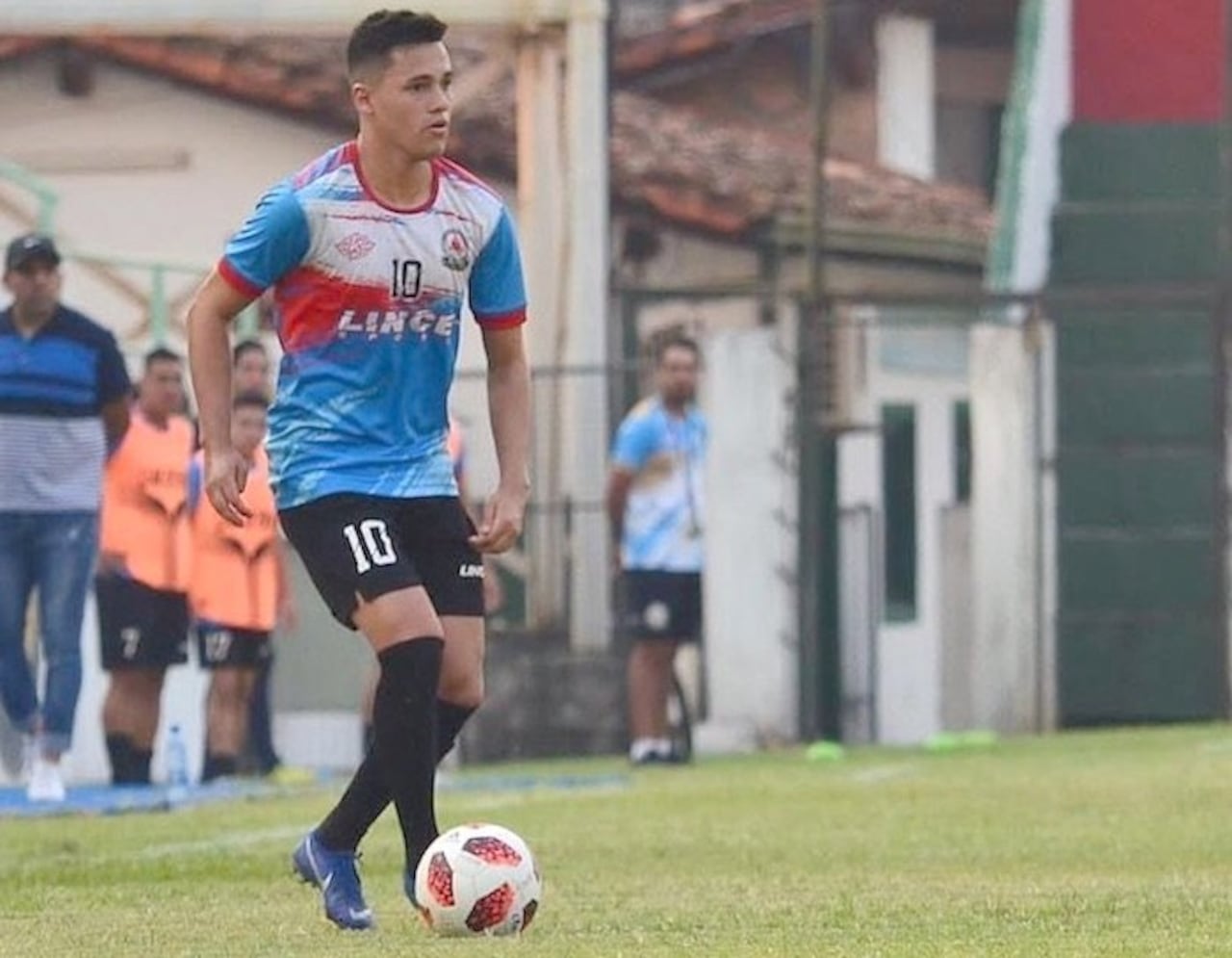 Carlos Guerreño con la camiseta de Resistencia.