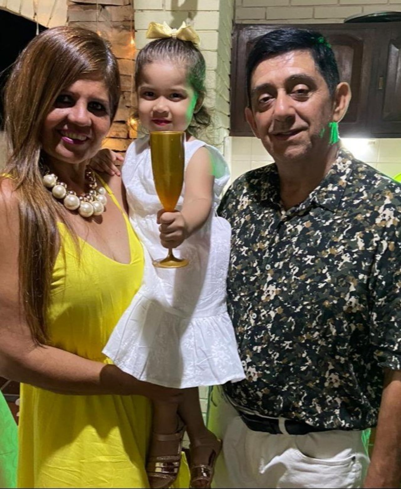 Liza y julio Torres sus abuelos maternos