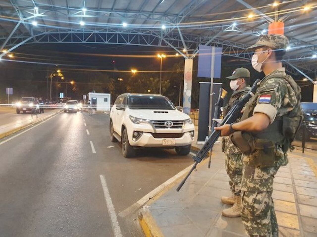Autoridades aseguran asistencia en el país vecino pero aislados hablan de mucho riesgo.
