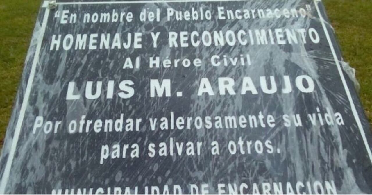 HOMENAJE. La placa en honor a Luis que fue puesta en la playa.