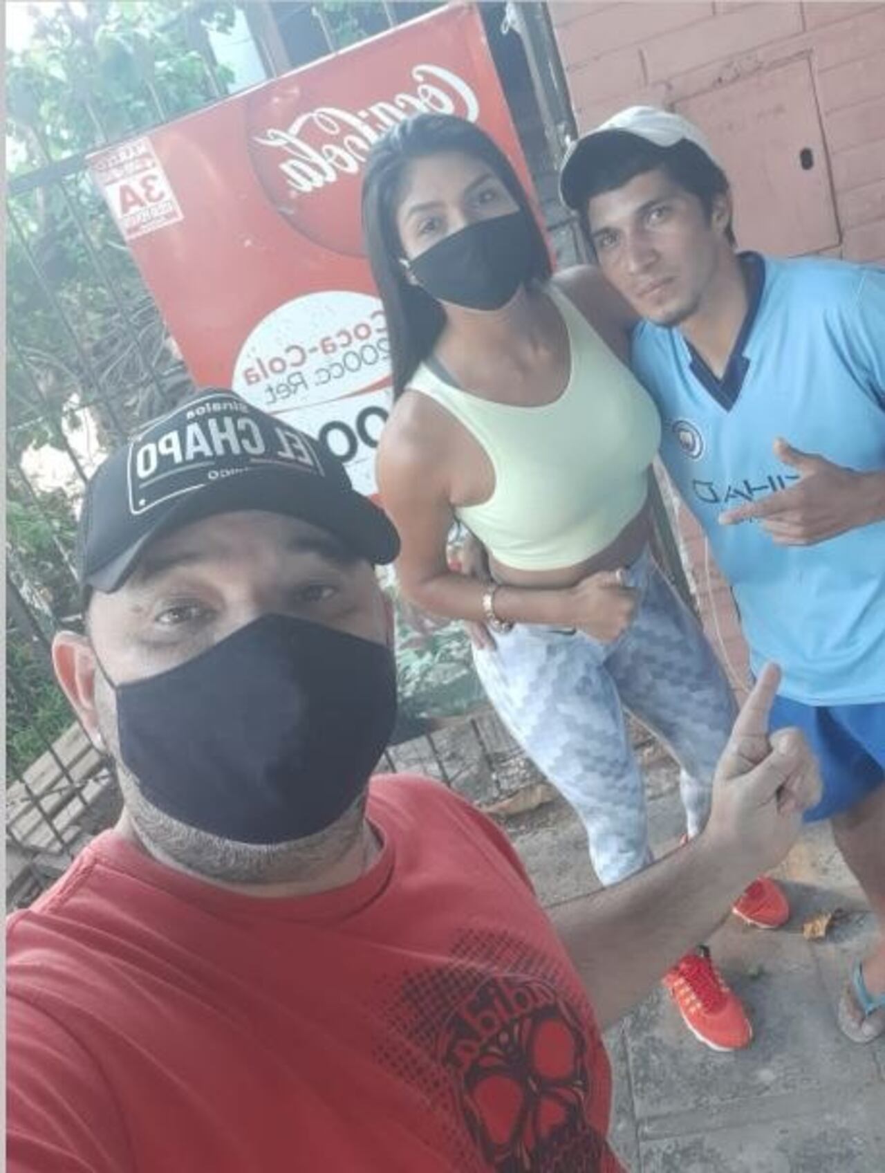 Rodney Ramírez y la modelo llegaron hasta la casa de un chipero para darle el alegrón.