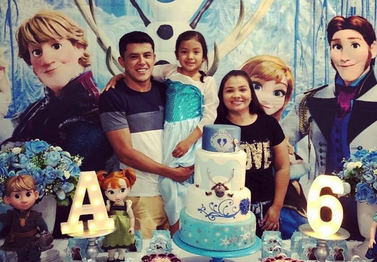 El pelotero en compañía de su señora y de su hija.