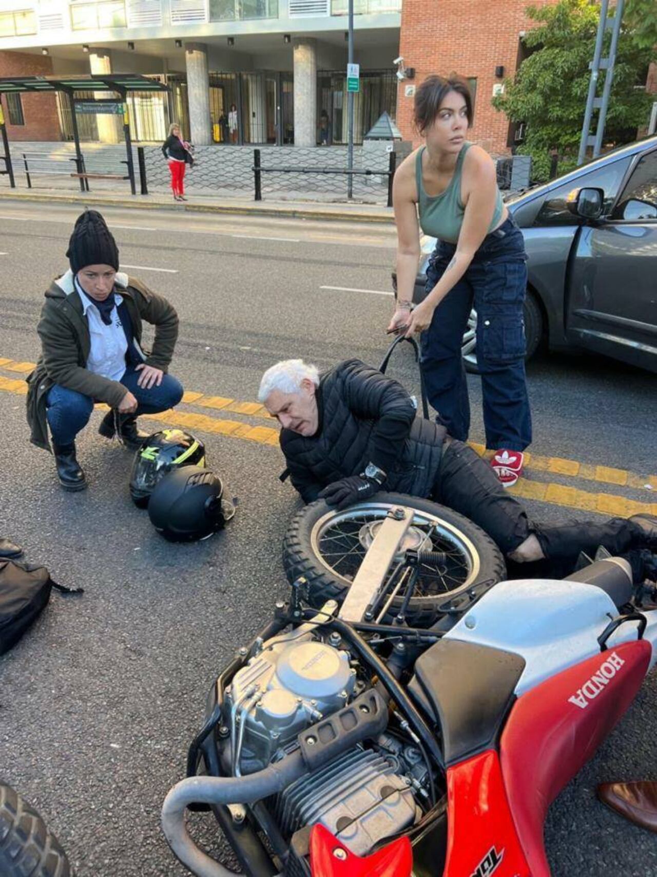 La doña del pelotero Mauro Icardi, Wanda Nara, ayudando al motociclista al que chocó su auto, conducido por su chofer, en Buenos Aires.