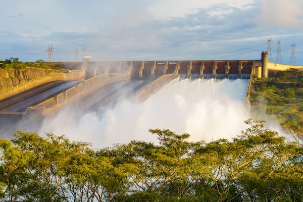 Itaipú abrió una compuerta por el aumento del nivel del agua