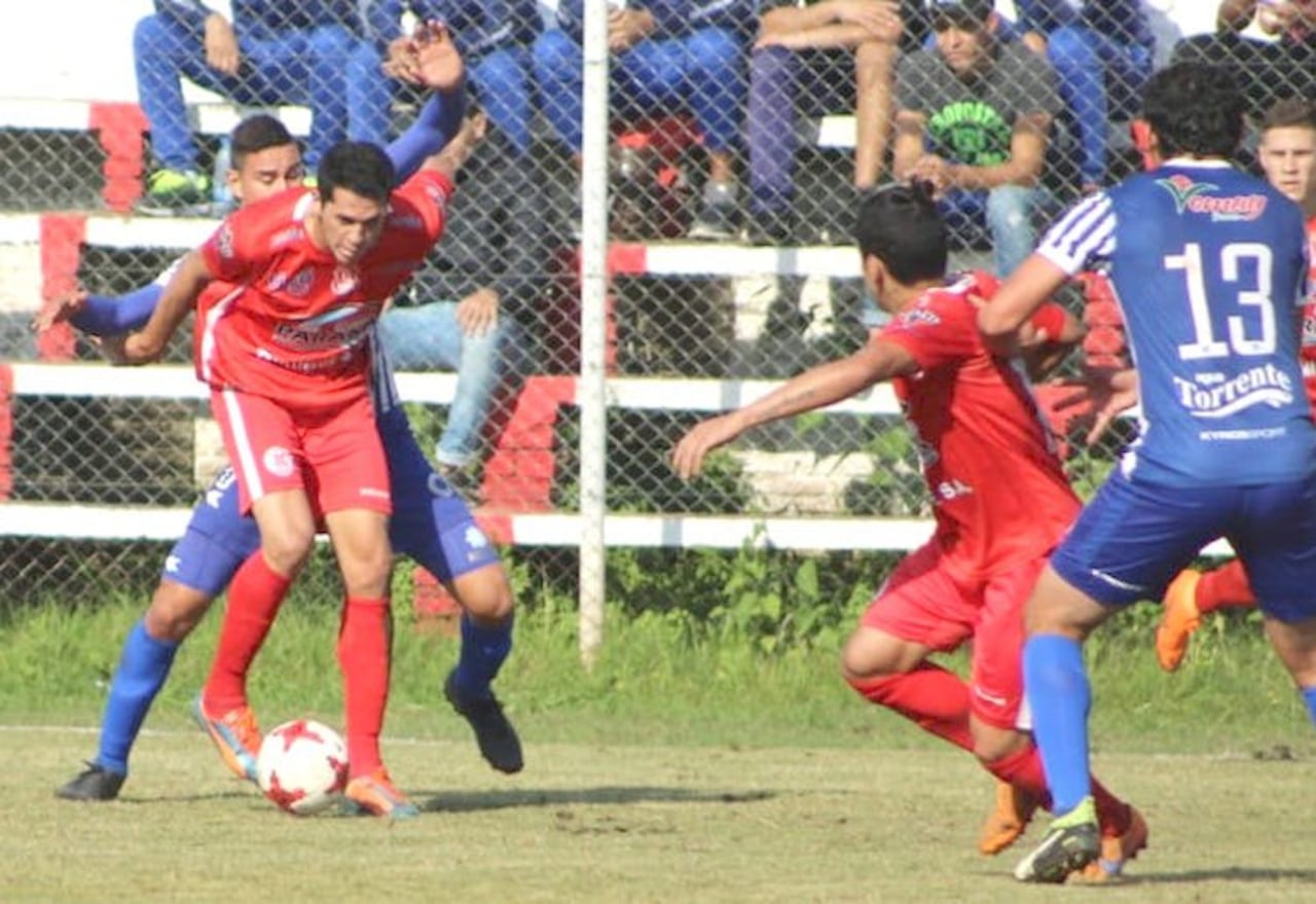 En esta imagen con la camiseta del 3 de Febrero del barrio Ricardo Brugada.