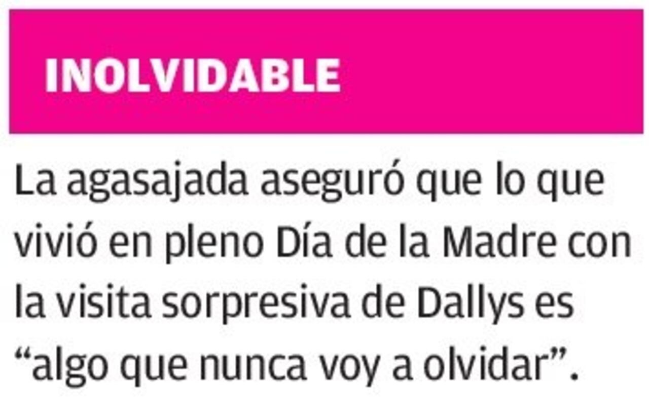 Momento preciso en que Dallys le hace las uñas a la doña y su madre se encarga del peinado.