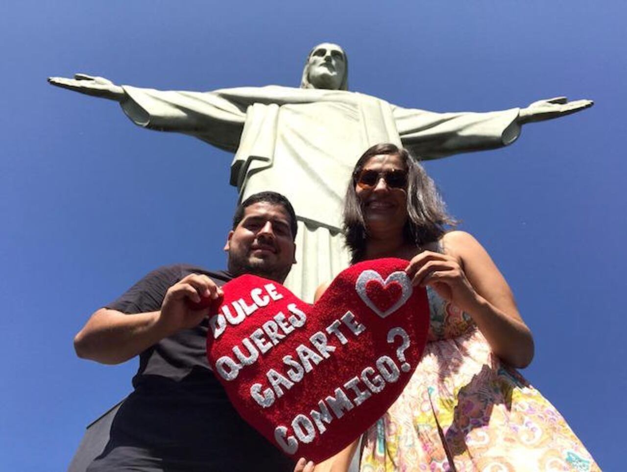 La pareja junto al Cristo Redentor. (Gentileza)